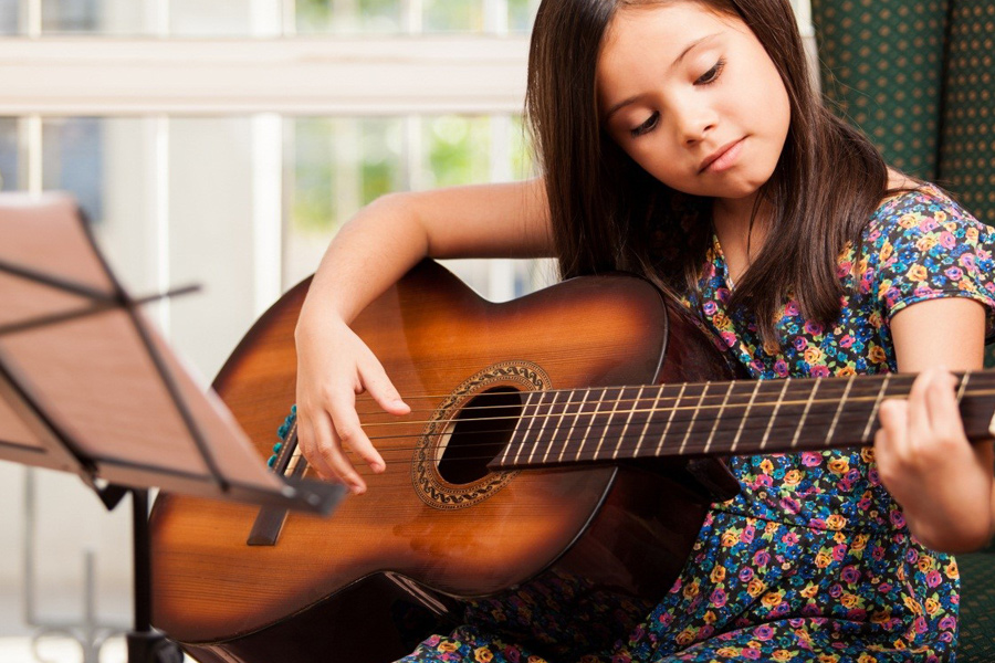 Độ tuổi cho bé học chơi Guitar